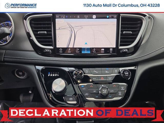2027 Chrysler Pacifica Select