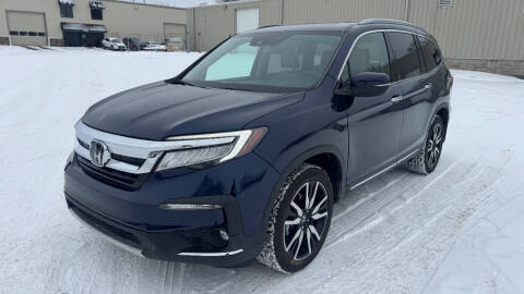 2020 Honda Pilot Touring w/Rear Captain's Chairs