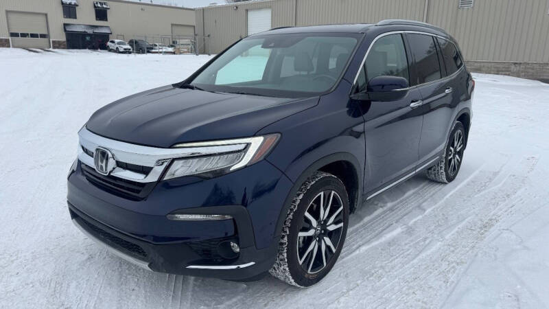 2020 Honda Pilot Touring w/Rear Captain's Chairs