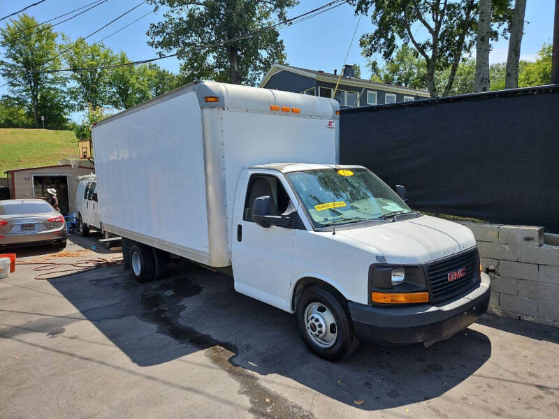 2011 GMC Savana null photo 2