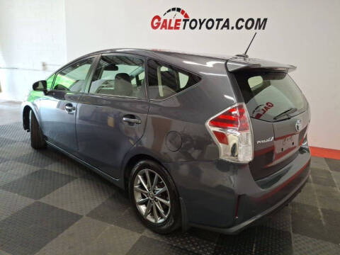 2017 Toyota Prius v Five