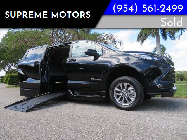 2024 Toyota Sienna XLE's photo