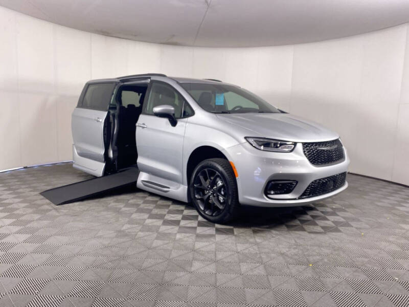 2023 Chrysler Pacifica for sale at AMS Vans in Tucker GA