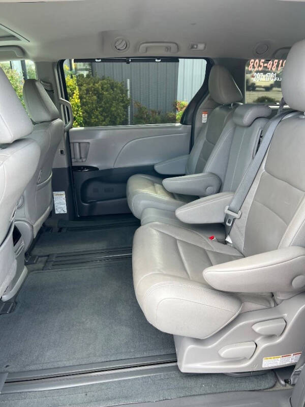 2017 Toyota Sienna XLE 7-Passenger Auto Access Seat