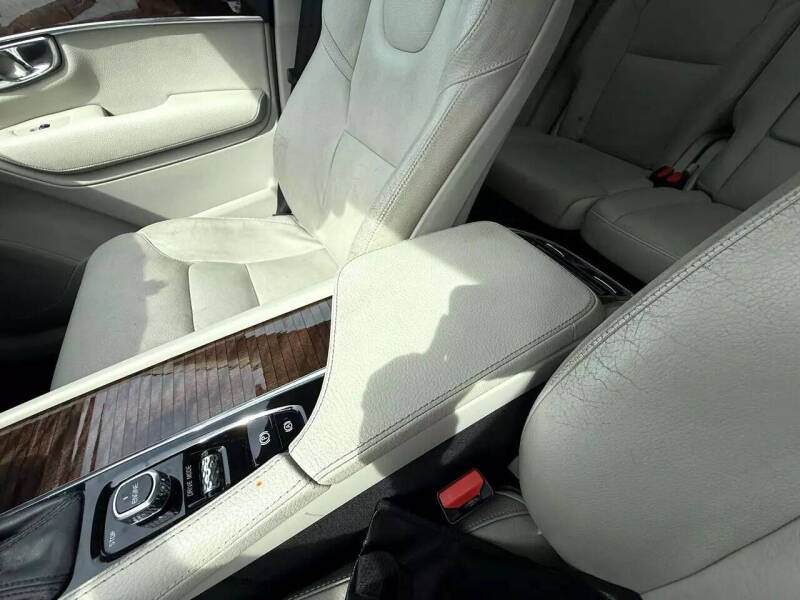 2016 Volvo XC90 T6 Momentum