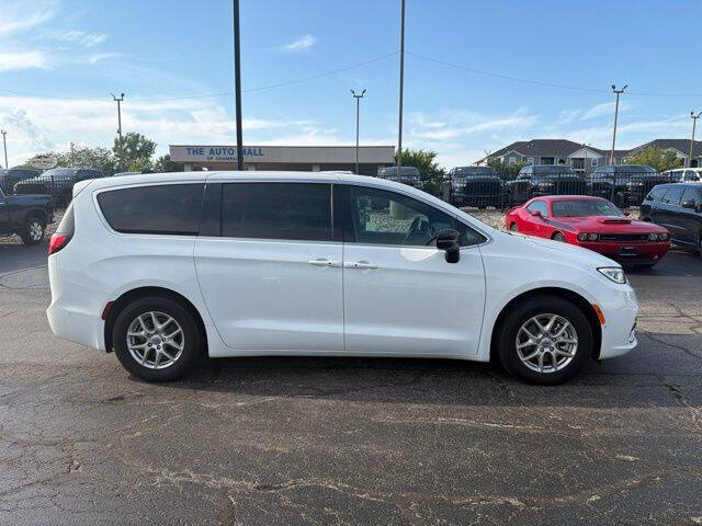 2025 Chrysler Pacifica Select