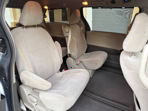 2015 Toyota Sienna LE 8-Passenger
