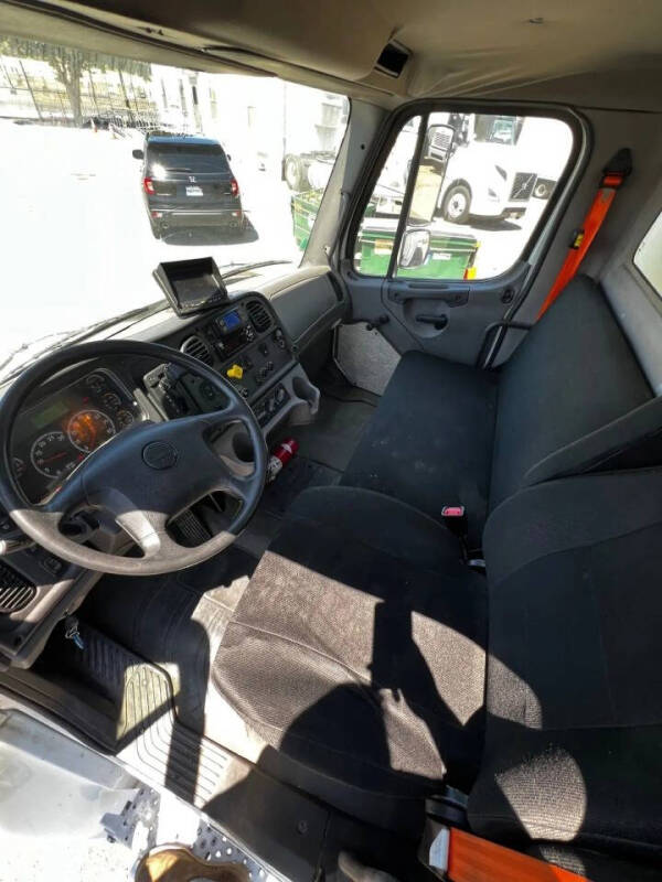 2018 Freightliner M2 106