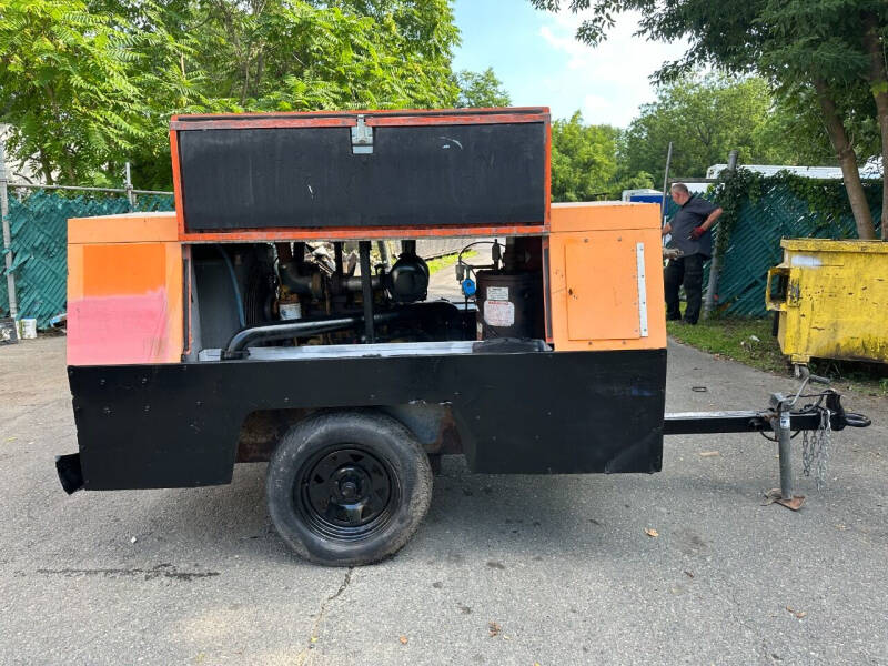 2013 SULLIVAN PALATEK Air Compresso D185PJD