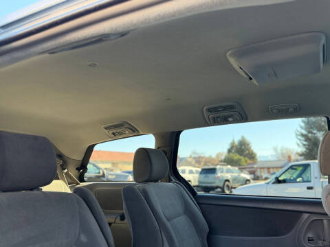 2005 Toyota Sienna LE 7 Passenger