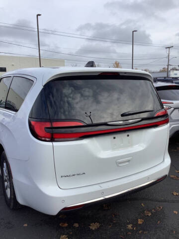 2025 Chrysler Pacifica Select