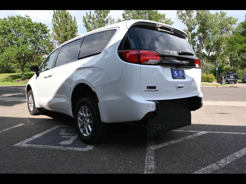 2025 Chrysler Voyager LX