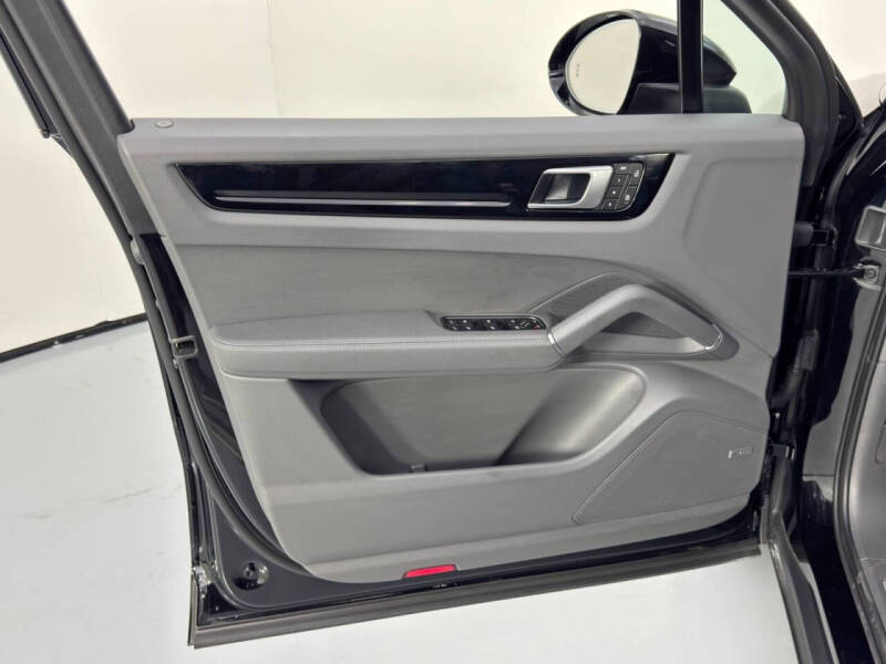 2022 Porsche Cayenne Platinum Edition