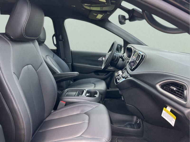 2027 Chrysler Pacifica Select
