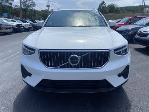 2025 Volvo XC40 B5 Core Bright Theme