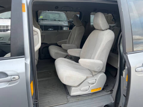 2013 Toyota Sienna LE 7-Passenger