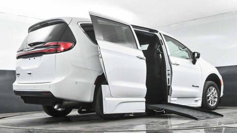 2025 Chrysler Pacifica Select