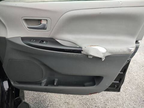 2015 Toyota Sienna LE 8-Passenger