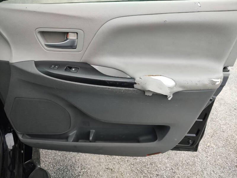 2015 Toyota Sienna LE 8-Passenger