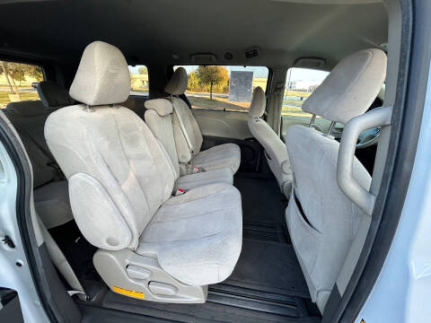 2013 Toyota Sienna LE 8-Passenger
