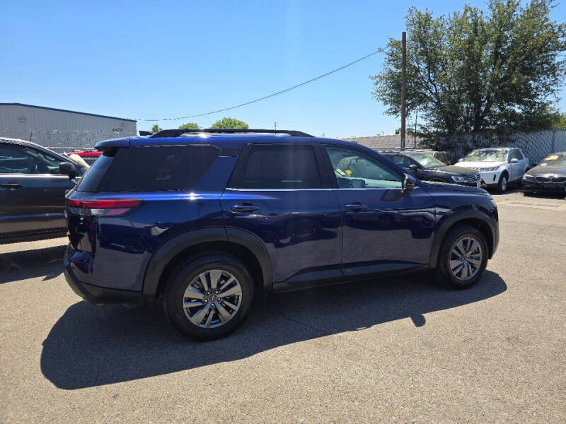 2025 Nissan Pathfinder SV
