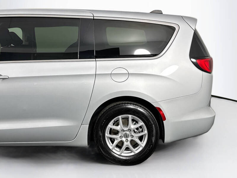 2023 Chrysler Voyager LX