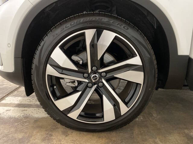 2025 Volvo XC40 B5 Plus Dark Theme