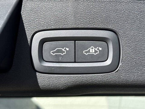 2025 Volvo XC60 B5 Plus Dark Theme