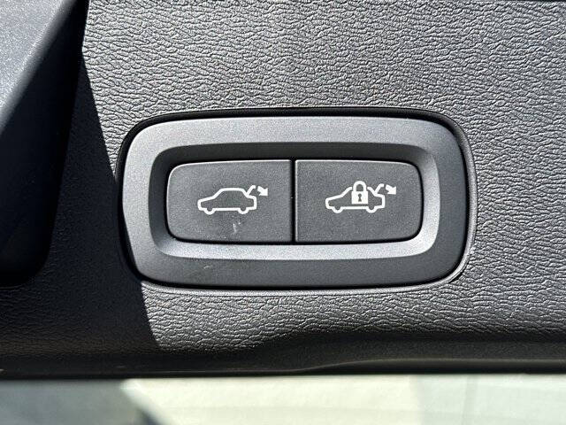 2025 Volvo XC60 B5 Plus Dark Theme