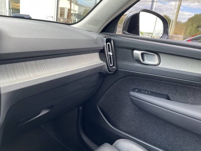 2025 Volvo XC40 B5 Plus Bright Theme