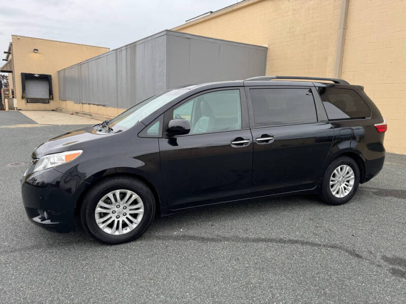 2016 Toyota Sienna XLE photo 5