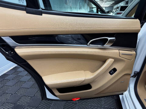 2015 Porsche Panamera 4