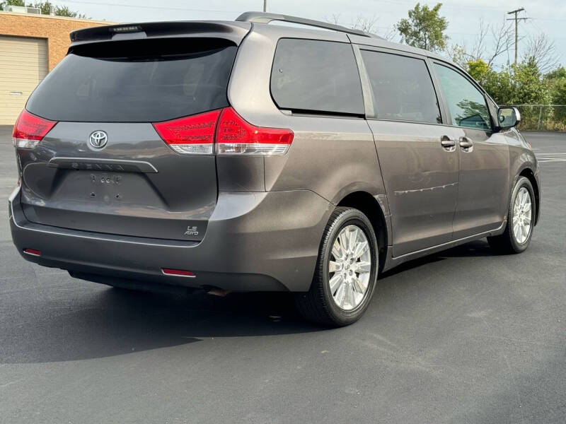 2011 Toyota Sienna null photo 5