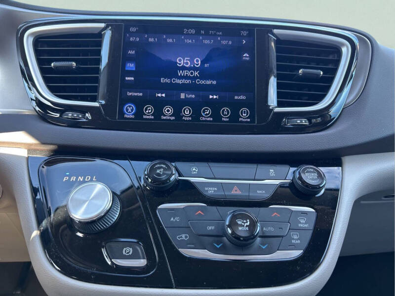 2017 Chrysler Pacifica Touring-L