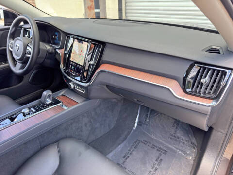 2024 Volvo S60 B5 Plus Dark Theme