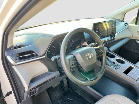 2022 Toyota Sienna LE 8-Passenger