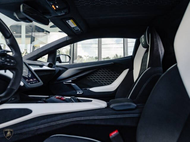 2024 Lamborghini Revuelto