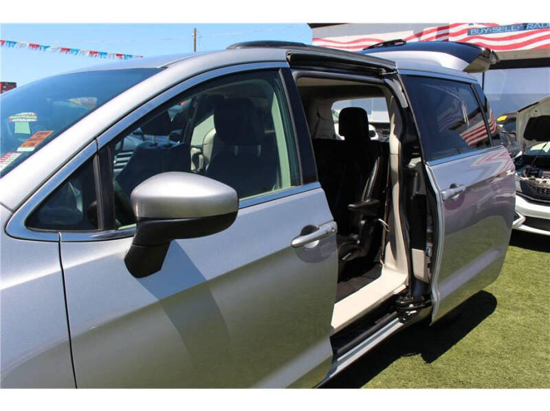 2020 Chrysler Voyager LXi