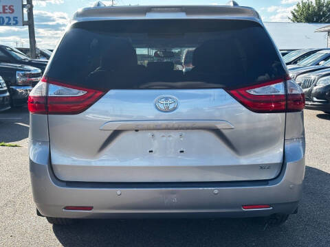 2017 Toyota Sienna Limited Premium 7-Passenger