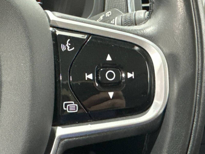 2022 Volvo XC90 T5 Momentum