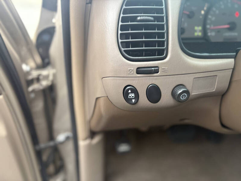 2004 Toyota Sequoia SR5