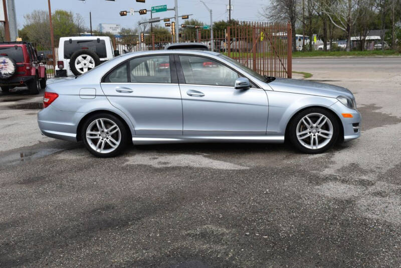 2013 Mercedes-Benz C-Class null photo 2