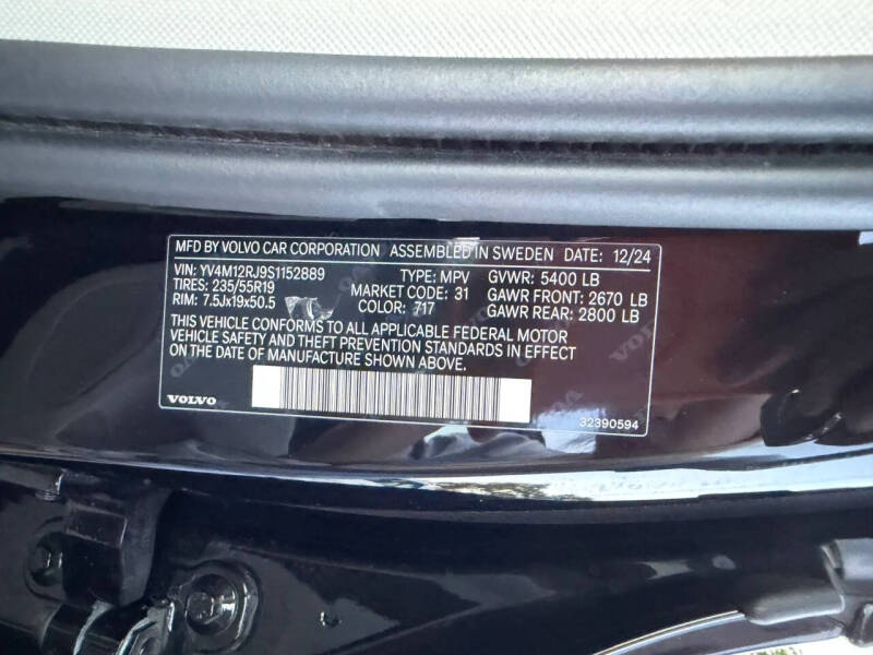 2025 Volvo XC60 B5 Core Dark Theme