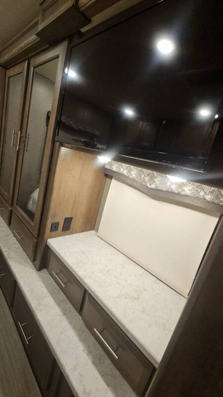 2021 Thor Motor Coach Magnitude