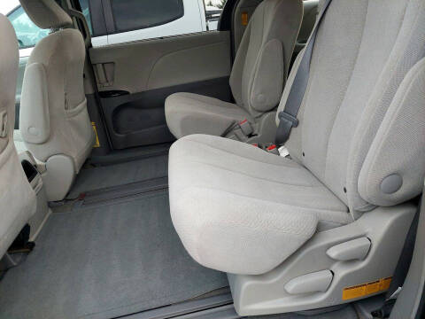 2014 Toyota Sienna LE 8-Passenger