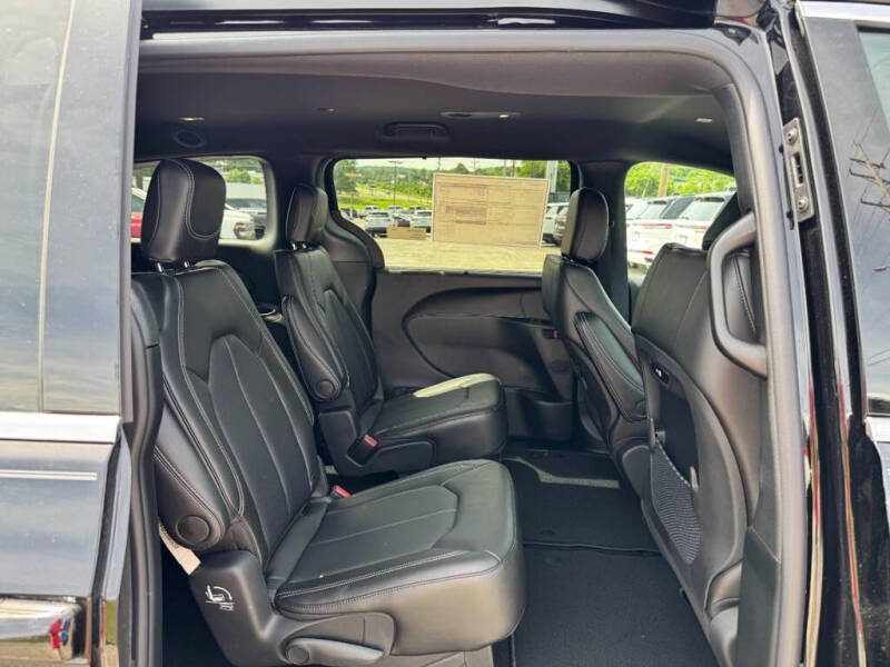 2027 Chrysler Pacifica Select