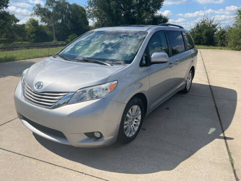2014 Toyota Sienna for sale at Mr. Auto in Hamilton OH