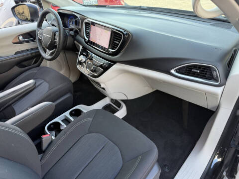 2022 Chrysler Voyager LX