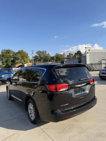 2023 Chrysler Voyager LX