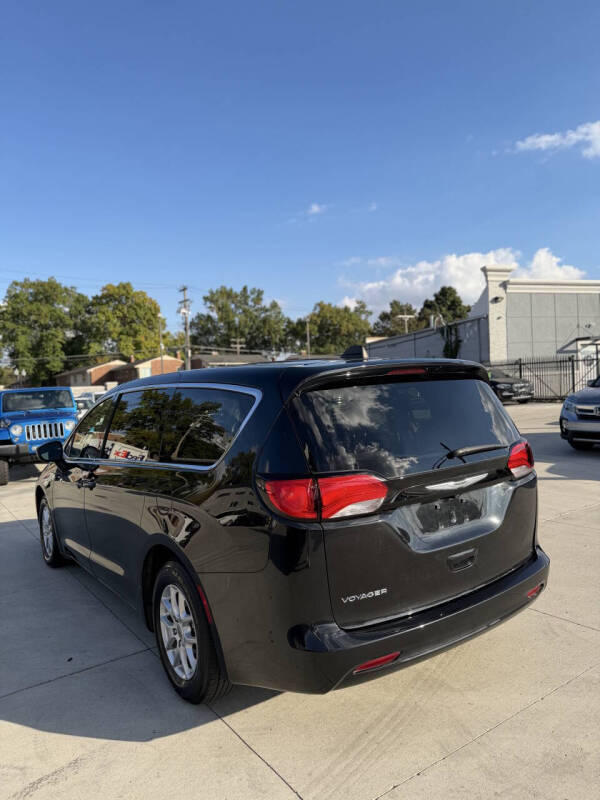 2023 Chrysler Voyager LX